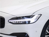 ひときわ印象的なT字型のLEDヘッドライトは、新世代のボルボを象徴するユニークなアイコンとなっています。LEDデイタイム・ランニング・ライトやポジションライト、ウインカーの役割も果たします。