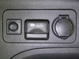 【電源コンセント】非常時やキャンプなどに役立つAC100V/1500Wコンセント付きです。