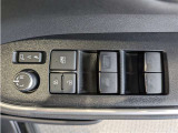 パワーウィンドウのスイッチですよ。 運転席に居ながら窓を開け閉めのコントロールできますよ。 ロック機能で、子供がイタズラして窓を開けるという事も無くなりますよ。