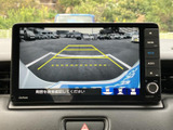 車両後方の映像とガイド線を画面で確認でき、駐車時の周囲確認をサポートします。距離感をつかむ際にも役立ち、バックでの駐車や切り返しを落ち着いて行いやすい装備です。