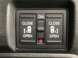 【両側パワースライドドア】両側がパワースライドドアになっており、運転席のスイッチやスマートキーでも開閉が可能です!開口部も広いので乗り降りも楽々♪