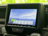 停車中にテレビ番組を視聴でき、休憩時間など車内で過ごすひとときにも活用できます。画面には番組映像とチャンネル情報が表示され、内容を確認しやすい構成です。