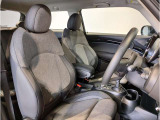 MINIの少し硬めのシートは乗り降りもしやすく、長距離ドライブでも疲れにくいように設計されております!
