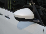 ウインカー付き電動格納式ドアミラー装備してます。対向車には認知され易く、安全につながりますね。