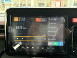 FMラジオの周波数や選局候補が一覧で表示され、聴きたい局を確認しやすい画面です。タッチ式のメニューも備わり、音源の選択や設定を画面から行えます。