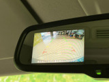 後方の映像にガイド線が表示され、駐車時に車両後方の位置関係を確認する目安になります。周囲への注意を払いながら、バック操作をサポートします。