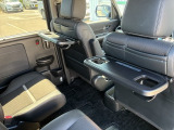 後席用のシートバックテーブルを装備。
