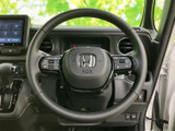 左右のスポークに操作ボタンがまとまり、運転姿勢を保ちながら手元で各種機能を扱えます。握る位置からボタンを確認しやすく、毎日の運転をサポートする装備です。