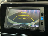 リバースギアに入れるだけで後方の表示へ切り替わります。夜間や雨の日の駐車も楽になりますよ。