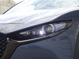 【LEDヘッドライト】明るく白い光で夜の視界を確保し、安全運転をサポート。シャープなデザインと美しい光のラインが、フロントフェイスを精悍に演出しています。