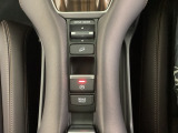 ギアセレクターの下に、異なる加速感を楽しめるドライブモードスイッチがついています。一般道、スポーツ走行、エコ走行など、シーンに合わせて加速感を楽しめるドライブモードスイッチです。