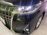 【LEDヘッドライト】悪天候や夜間走行時も良好な視界を確保し安心して運転できる高輝度LEDヘッドライトを装備!点灯速度が早く、消費電力も抑えられています。