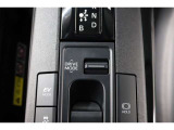 燃費をより向上させるエコドライブモードとパワフルな走行を愉しめるパワーモードを選べるスイッチが付いております!