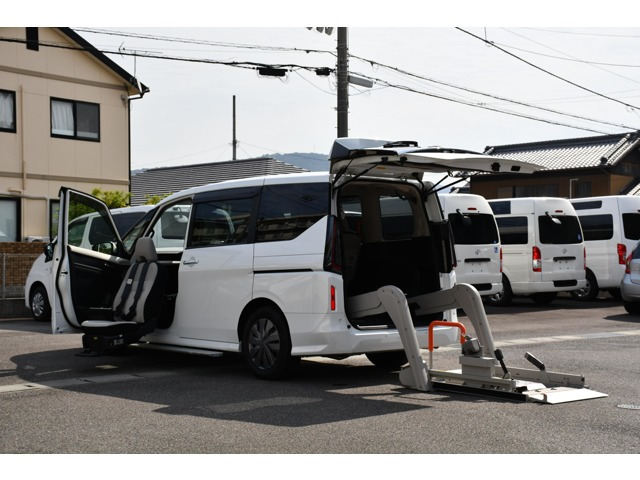 セレナ 2.0 XV チェアキャブ リフタータイプ 4WD 