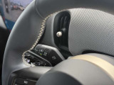 輸入車のため、ウィンカーレバーとワイパーレバーの配置は国産車と左右が逆となります。操作に慣れるまでは違和感がありますが、使用を重ねることで自然に扱えるようになります。