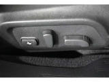 パワーシートを装備。お好みのポジションに細かく調整でき、快適な運転をサポートします。