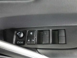 運転席のパワーウインドスイッチで全席窓の開閉・ロック操作ができます。