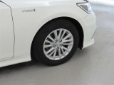 装着タイヤサイズは、215/60R16です。純正アルミホイールを装着しております。