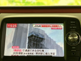 停車中にテレビ映像を視聴できる画面を備えています。待ち時間や休憩中にもニュースなどを楽しめるため、車内で過ごすひとときに便利にお使いいただけます。