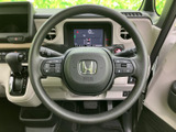 手元にスイッチがまとまり、運転姿勢を保ちながら各種機能へアクセスしやすい配置です。メーターとの距離も近く、日々の運転で使う操作を手元で行えます。