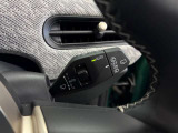 MINIの運転席操作部は、中央に構えるディスプレイが最大の特徴です。航空機を思わせるトグルスイッチなど、直感的で遊び心のあるメカニカルな操作感が、ゴーカートのような走りの高揚感を高めます。