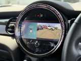 後方の映像を車載画面に表示するバックカメラ。駐車や車庫入れをサポートし、ガイドラインで距離や角度を確認でき、安全でスムーズな運転を助けます。