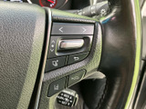 ステアリング上に複数のスイッチを配置し、運転席から手元で操作しやすい構成です。ボタンの表示も見分けやすく、機能を使い分ける際に便利です。
