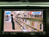 画面にはテレビ番組が表示され、停車中の休憩時間などに映像を視聴できます。お出かけ先での待ち時間にも活用しやすく、車内で過ごす時間の楽しみが広がります。