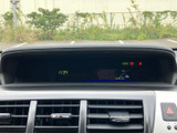 運転席から確認しやすい位置に表示部がまとまり、時刻や各種インジケーターを把握しやすい配置です。走行前や運転中に必要な情報を確認しやすく、日々の運転を支えます。