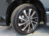 タイヤサイズは205/55R17。純正アルミホイール付き!