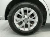 【純正アルミホイール】車体に最適化された設計による優れた耐久性と走行性能、そしてデザイン性。特に、足回りの軽量化は加速性能・燃費・乗り心地の向上に繋がり、ブレーキ性能も高めます。