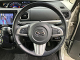 手元にボタンを備えたステアリングで、運転姿勢を保ちながら各種操作を行える配置です。握る部分の形状やボタンの並びも確認しやすく、日常の運転で使いやすさに配慮されています。