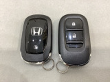 スマートキーを装備しています。鍵を差し込むことなくドアロックの開け閉めと、スタートボタン操作でのエンジンスタートができます。スペアキーも同じものを用意しております。