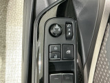 狭い駐車場で便利な電動格納ドアミラーが付いています。