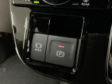 【オートブレーキホールド・電子パーキング】ホールド機能がONになっている状態でクルマが停止すると自動でブレーキが作動!知らずうちにブレーキが緩んでしまった時、運転で足が疲れた時などに役立ちます♪
