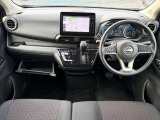 広々とした運転席で快適なドライブをお楽しみください