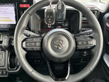 ステアリングには複数のスイッチが備わり、運転姿勢を大きく変えずに各種機能へアクセスできます。メーターや前方から目を離す時間を抑えたい場面にも便利です。
