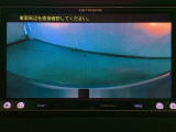 ギヤをR(バック)に入れるとナビ(社外品)の画面に後ろの映像が映るリアカメラ付です。後退時、コンディションが悪い視界でもカラーバックモニターがドライバーをサポートします。