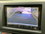 後方の映像にガイドラインが重なって表示され、駐車時に車両と周囲との位置関係を確認する目安になります。後退時の目視確認を補助する装備として、狭い駐車スペースでの操作にも役立ちます。