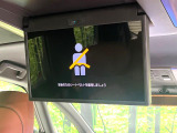 【14型有機ELフリップダウン】三列目からでも迫力のエンタメが観れる大画面フリップダウン。有機ELのモニターでは、一般的なフリップダウンよりも高コントラストでキレイな映像を楽しめます。