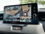 【バックカメラ】運転が苦手な方も車庫入れラクラク。ギアをリバースに入れれば自動的に切り換わりますので、面倒な操作は不要です。狭い駐車場も大切なお車を傷つけず安心です。
