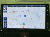 道路や周辺施設が地図上に表示され、現在地を確認しながら目的地までの道順を探せます。画面内の拡大・縮小表示にも対応しており、初めて訪れる場所への移動にも活用できます。