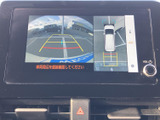 車両周辺の映像を複数の視点で確認でき、駐車時の周囲把握をサポートします。画面上のガイド表示もあり、狭い場所での切り返しや駐車位置の確認に役立ちます。