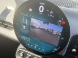後方の映像を車載画面に表示するバックカメラ。駐車や車庫入れをサポートし、ガイドラインで距離や角度を確認でき、安全でスムーズな運転を助けます。