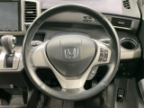 インテリアに合わせたデザインのステアリングは、運転される方のことも考え、運転しやすい形状、大きさです。是非一度、実際に触ってお確かめください。