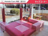 【蓮田店紹介】清潔で快適なキッズスペースを完備しております。定期的にマットのクリーニング・交換を行っておりますので、安心してお子様とお過ごしいただけます。