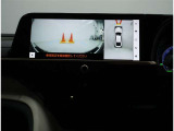 パノラミックビューモニター装備!トップビュー&フロントビュー・車両に取り付けたフロント、サイド、バックカメラの映像を合成して画面上に表示させることで、低速時の運転を補助する装置です。