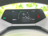 速度やシフト位置、航続可能距離などの情報がまとまり、運転に必要な内容を確認しやすい表示です。表示が整理されており、走行前のチェックにも便利にお使いいただけます。
