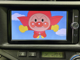 画面にテレビ映像を表示でき、停車中の待ち時間にも映像を楽しめます。画面内の情報が見やすく、車内で過ごす時間の選択肢を広げてくれる便利な装備です。