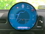 円形ディスプレイに地図や車両情報、再生状況などがまとめて表示され、必要な情報をひと目で把握しやすい構成です。電話接続の案内もあり、日常の移動をサポートします。